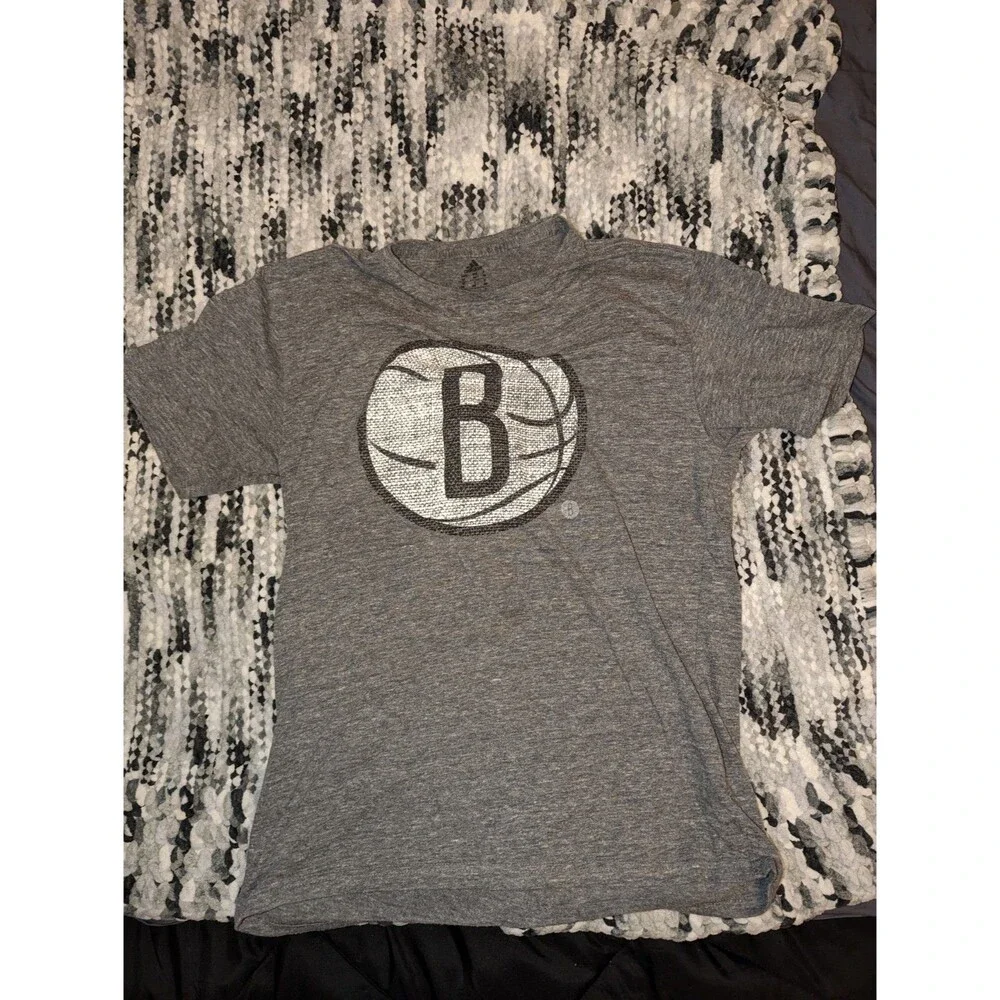 Men's Medium M Adidas Basketball Logo Gray T-shirt